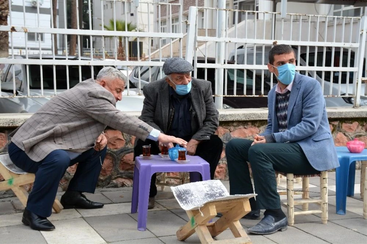 Kısıtlamalar kalktı, esnaf iş yerini temizleyip müşteri almaya başladı