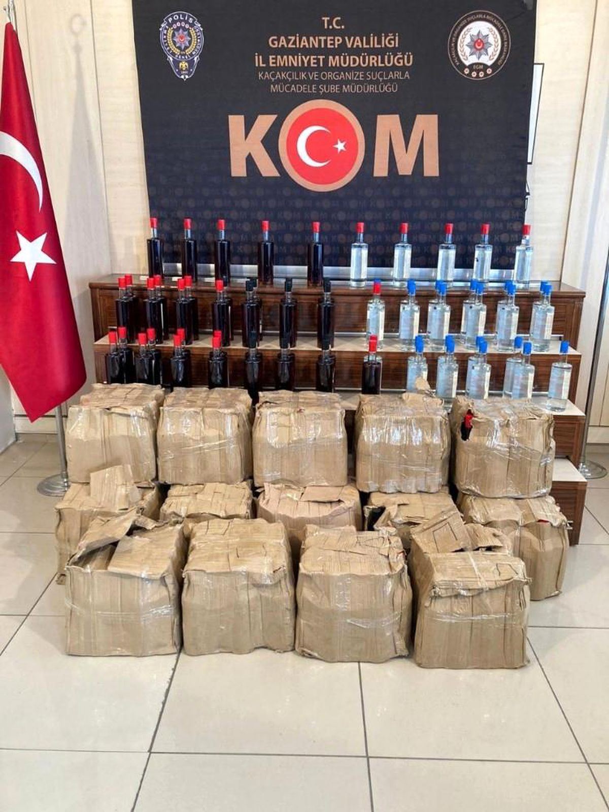 Son dakika haber | KOM\'dan sahte içki operasyonu: 294 şişe ele geçirildi