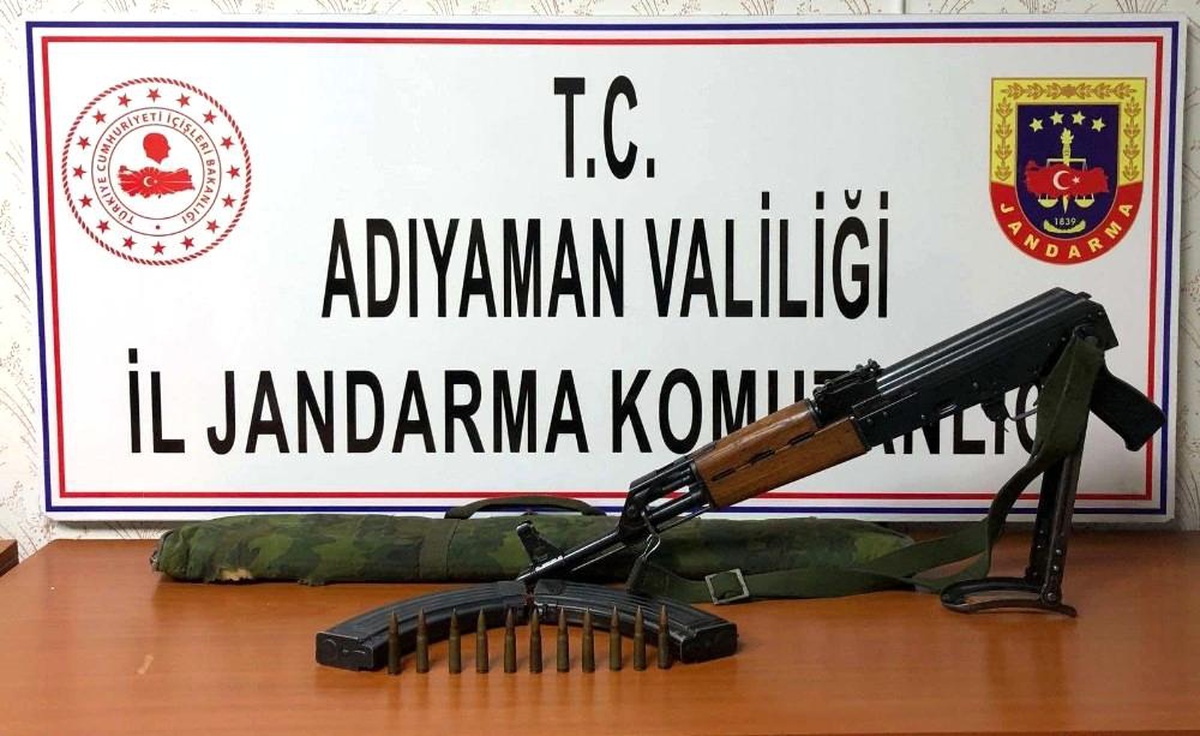 Son dakika haberleri... Otomobilin kaputunda kaleşnikof silah ele geçirildi