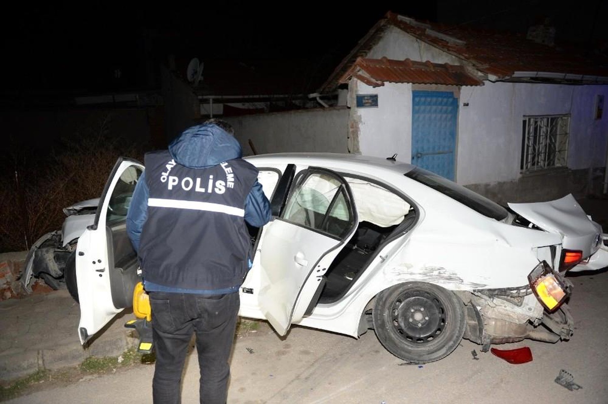 Polisin "dur" ihtarına uymadılar, otomobilleri bir evin duvarına çarpınca yakalandılar