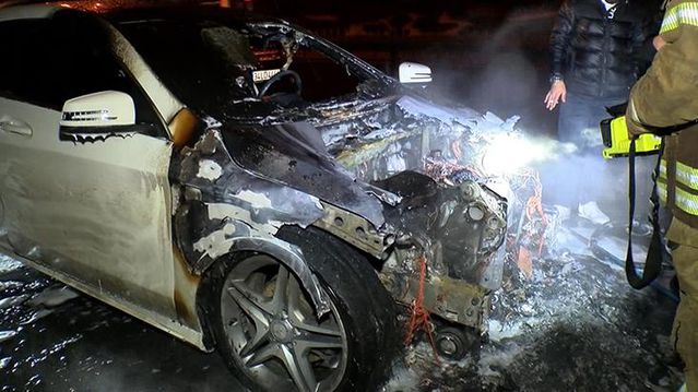 Saatler önce aldığı lüks otomobil, seyir halindeyken cayır cayır yandı