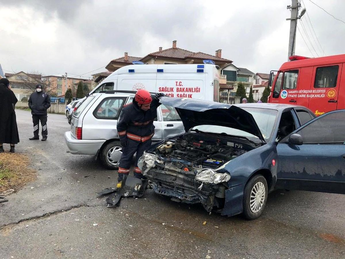 Sakarya\'da 2 otomobil çarpıştı: 3 çocuk yaralı