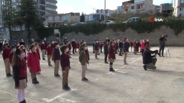 Trabzon'da öğrencilere kolbastı eşliğinde sınıflarına girdi