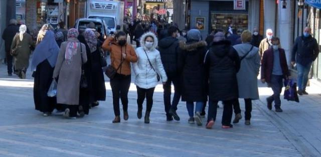 Vaka sayısı haritasında çok riskli iller arasında yer alan Trabzon sokaklarındaki kalabalık pes dedirtti