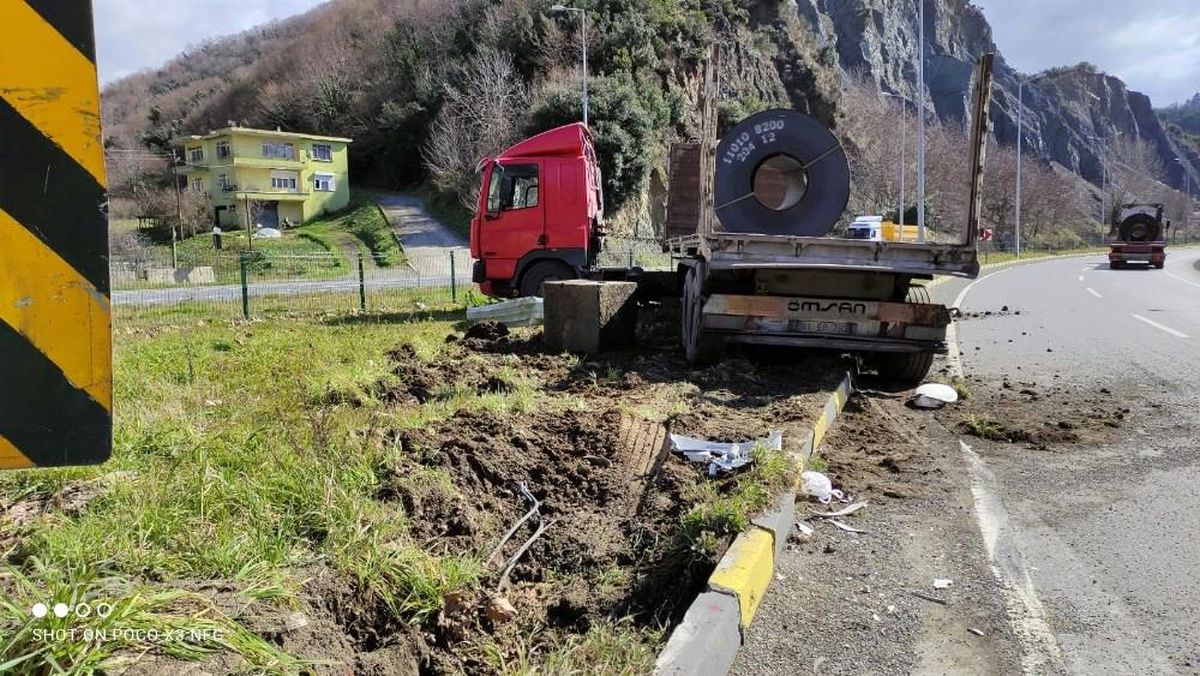 Virajı alamayan tır refüje çıktı