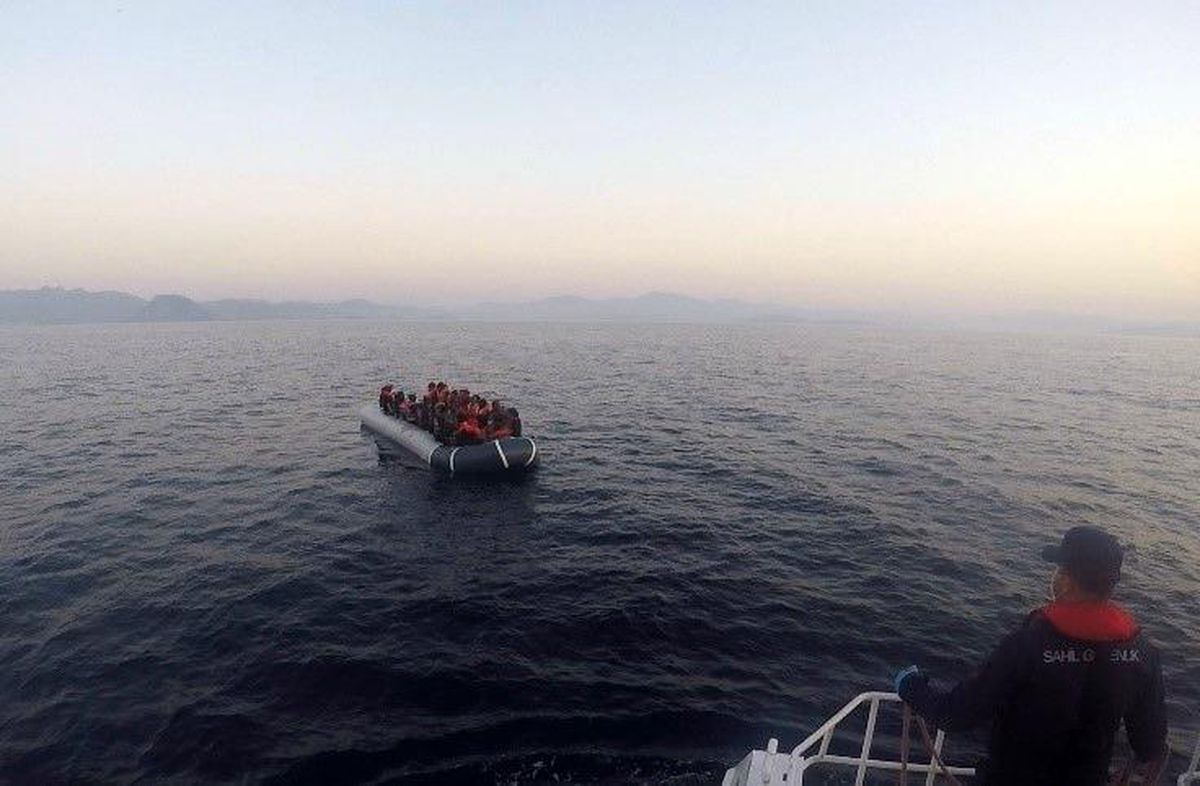 Yunanlıların denize bıraktığı 32 mülteciyi Türk Sahil Güvenliği kurtardı
