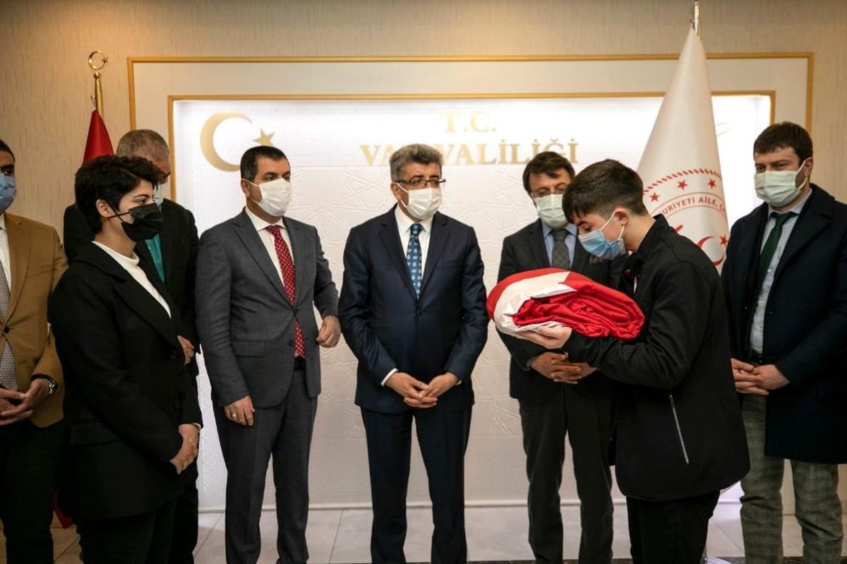 "Anadolu Gönül Yolu 81 Genç 81 Bayrak Projesi" kapsamındaki Türk bayrağı Van\'a ulaştı