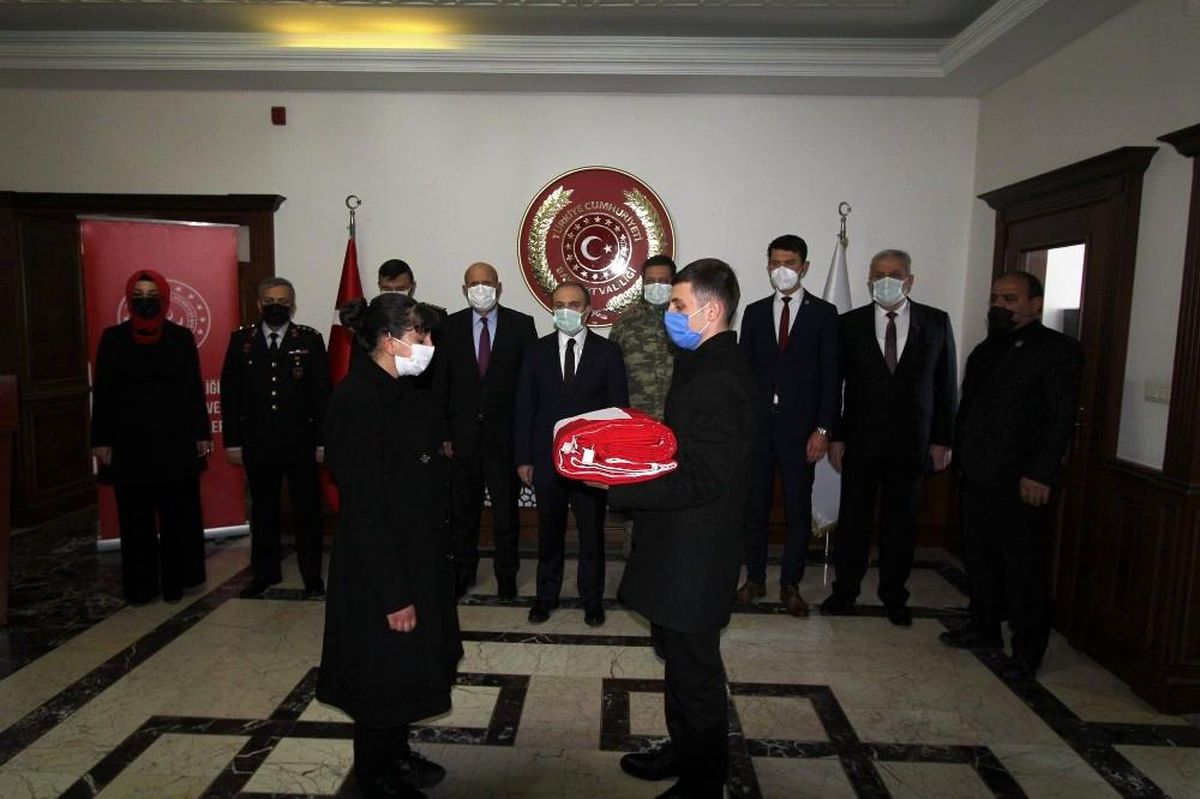 18 Mart\'ta Çanakkale\'de göndere çekilecek Türk bayrağı Van\'a ulaştı