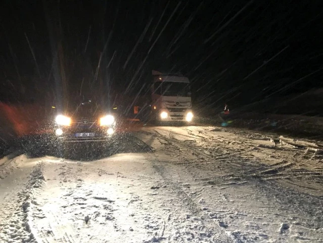 Antalya'da kar yağışı başladı, Antalya-Konya karayolunda kar kalınlığı 20 santime ulaştı