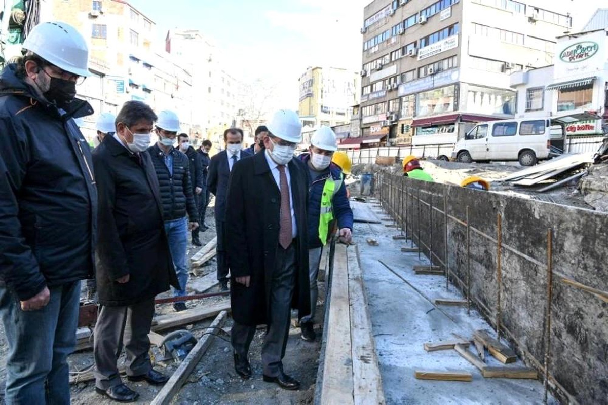 Büyükşehir Belediye Başkanı Demir, Subaşı Meydanı\'ndaki çalışmaları inceledi