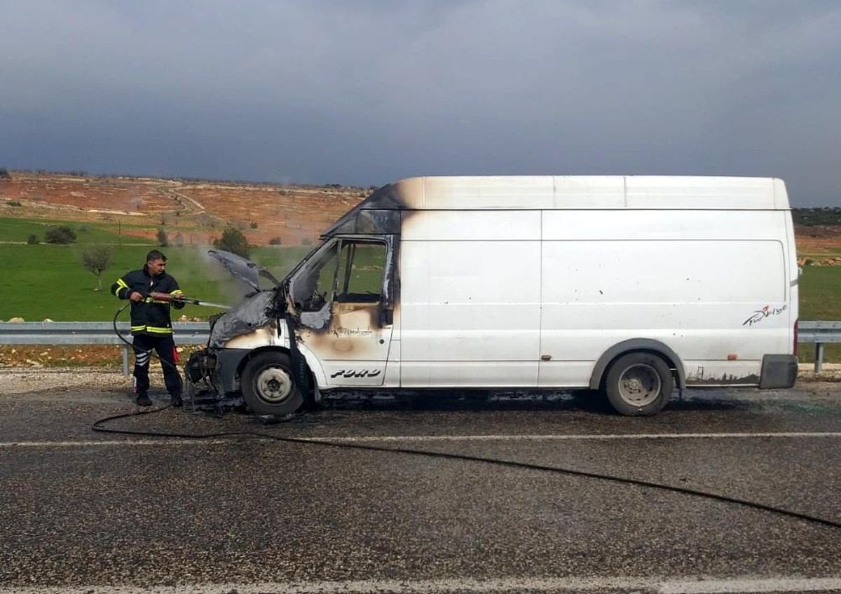 Besni\'de yumurta yüklü minibüs alev aldı