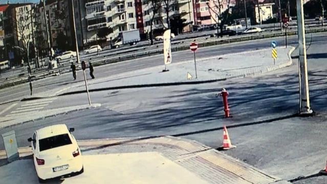 - Bursa'da kaza dehşeti... 45 yaşındaki kadının hayatını kaybettiği feci kaza güvenlik kamerasında