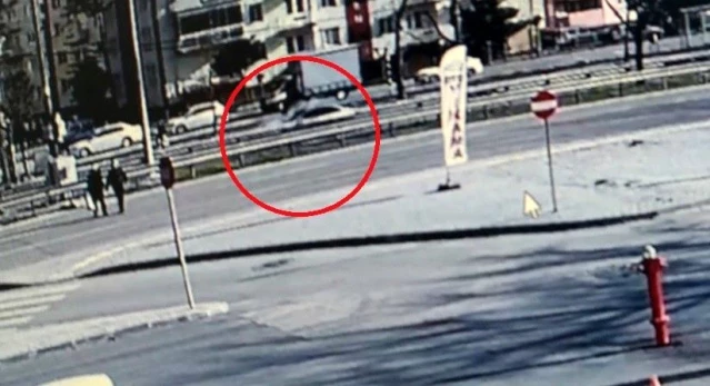 - Bursa'da kaza dehşeti... 45 yaşındaki kadının hayatını kaybettiği feci kaza güvenlik kamerasında