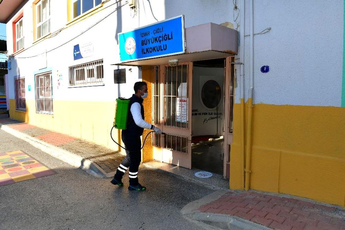 Çiğli\'de yüz yüze eğitim için dezenfekte çalışmaları sürüyor