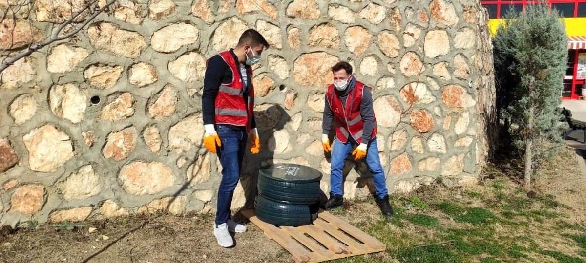 Eski araç lastiklerinden yapılan kedi evleri kenttin dört bir köşesine yerleştirildi