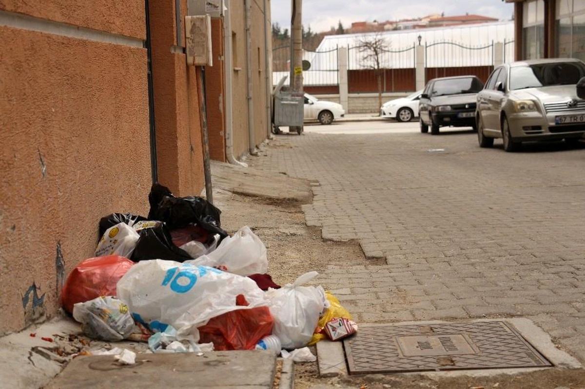 Eskişehir\'de bazı vatandaşlar çöp konteynırına alışamadı