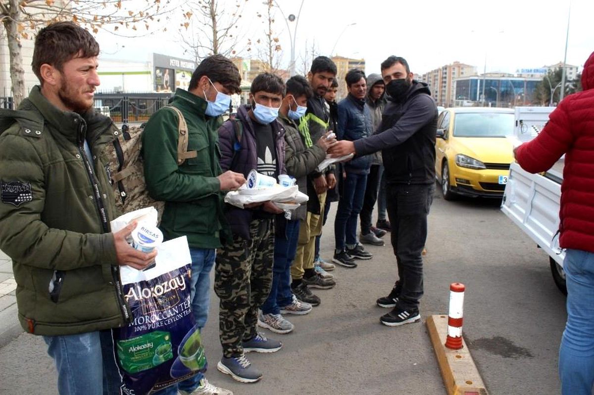 İş kadınından örnek davranış: Düzensiz göçmenlere yemek dağıttı