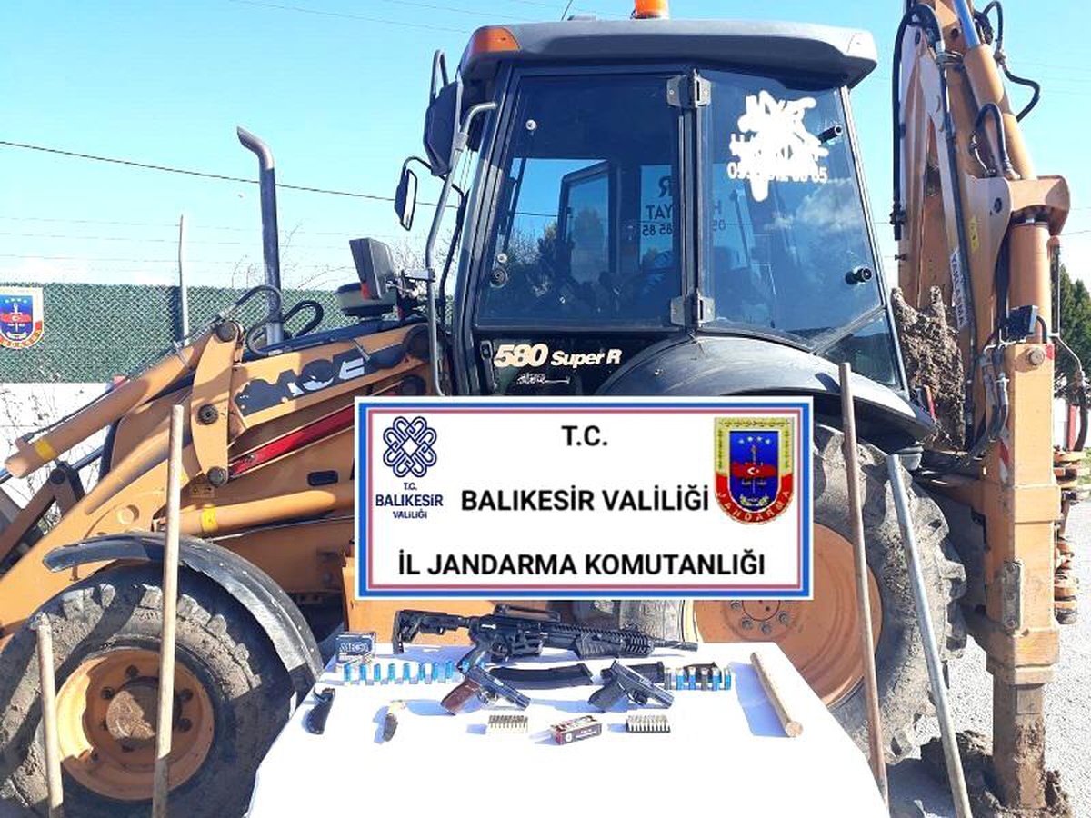 Jandarma ekipleri Karesi\'de kaçak kazı yapan 8 kişiyi yakaladı