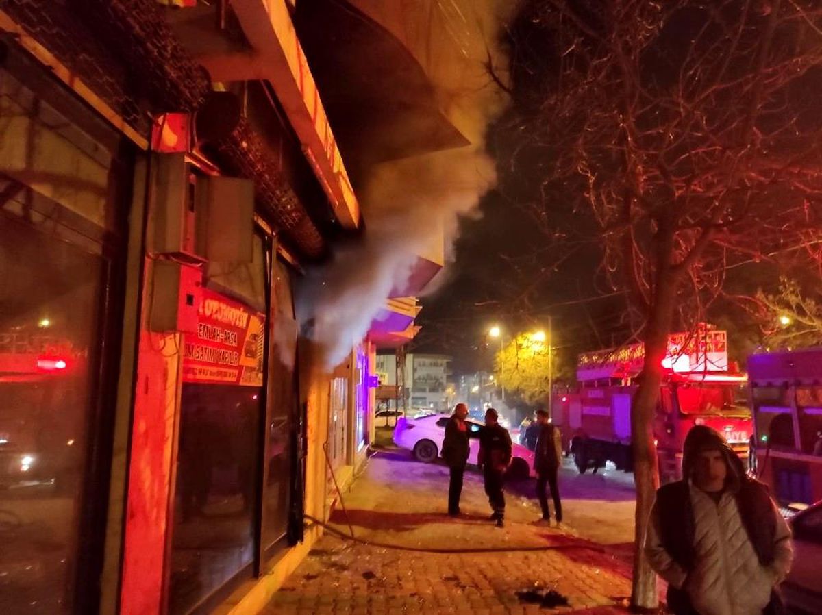 Son dakika! Kahta\'daki iş yeri yangını paniğe sebep oldu