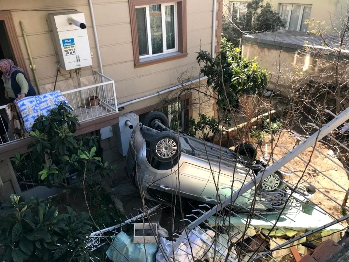 Son dakika! Otomobil bahçeye uçtu, 10 yaşındaki çocuk altında kaldı
