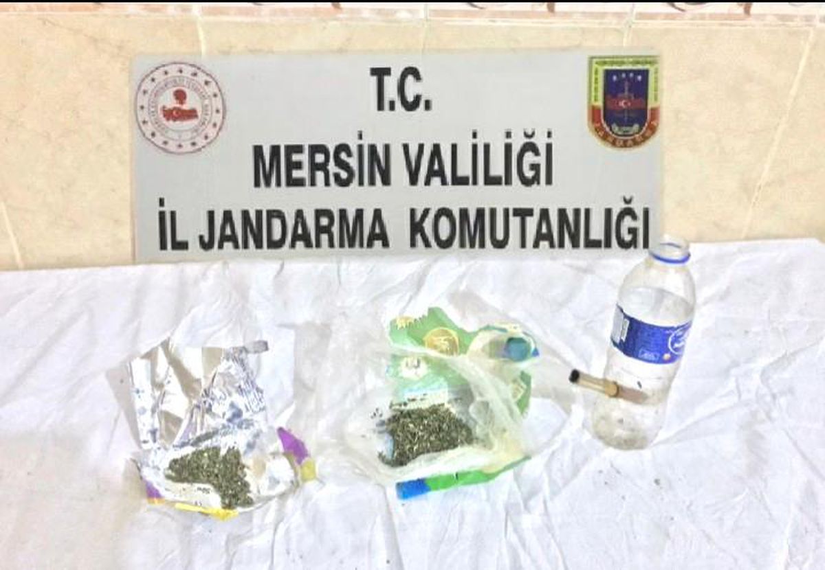 Otomobilde uyuşturucu kullanan 2 kişi yakalandı