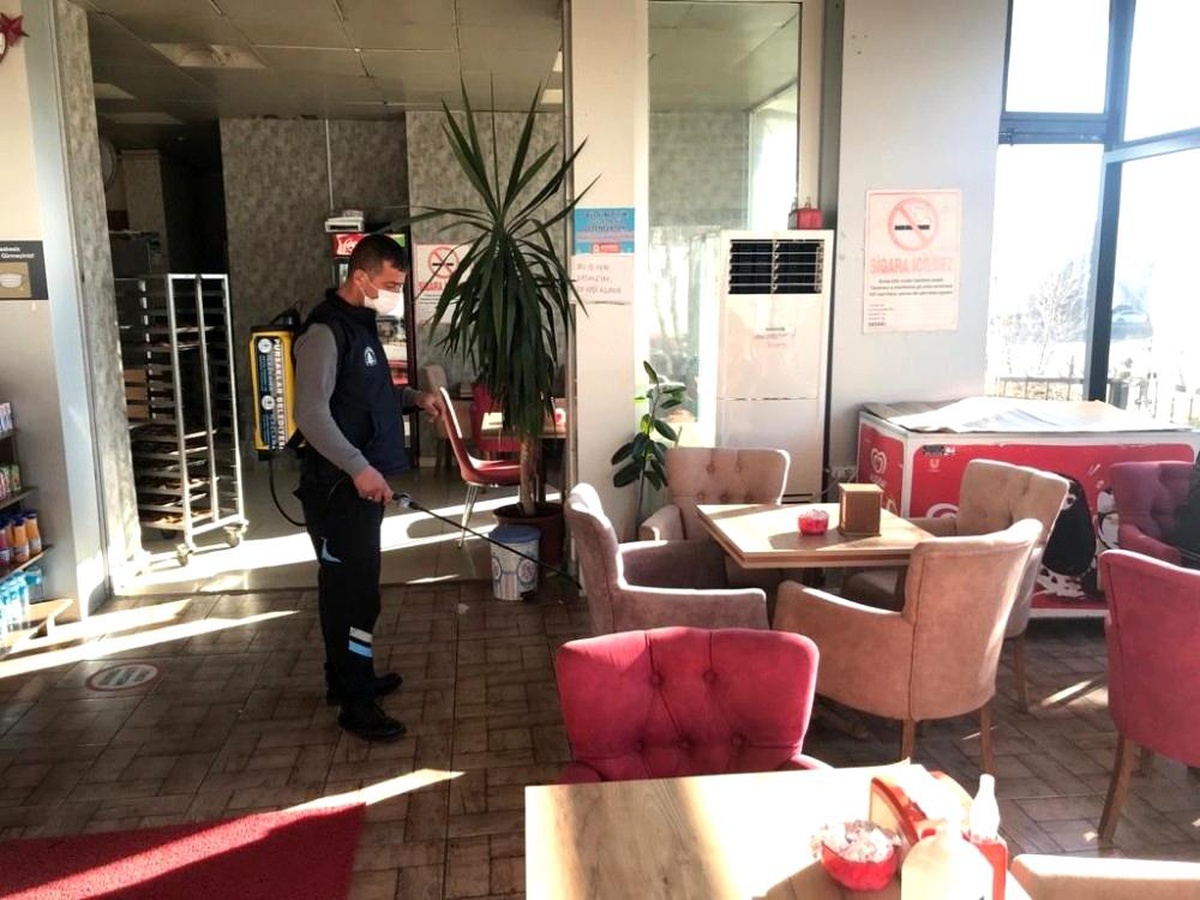 Pursaklar\'da yeniden hizmete açılan iş yerlerinde yoğun dezenfekte çalışması