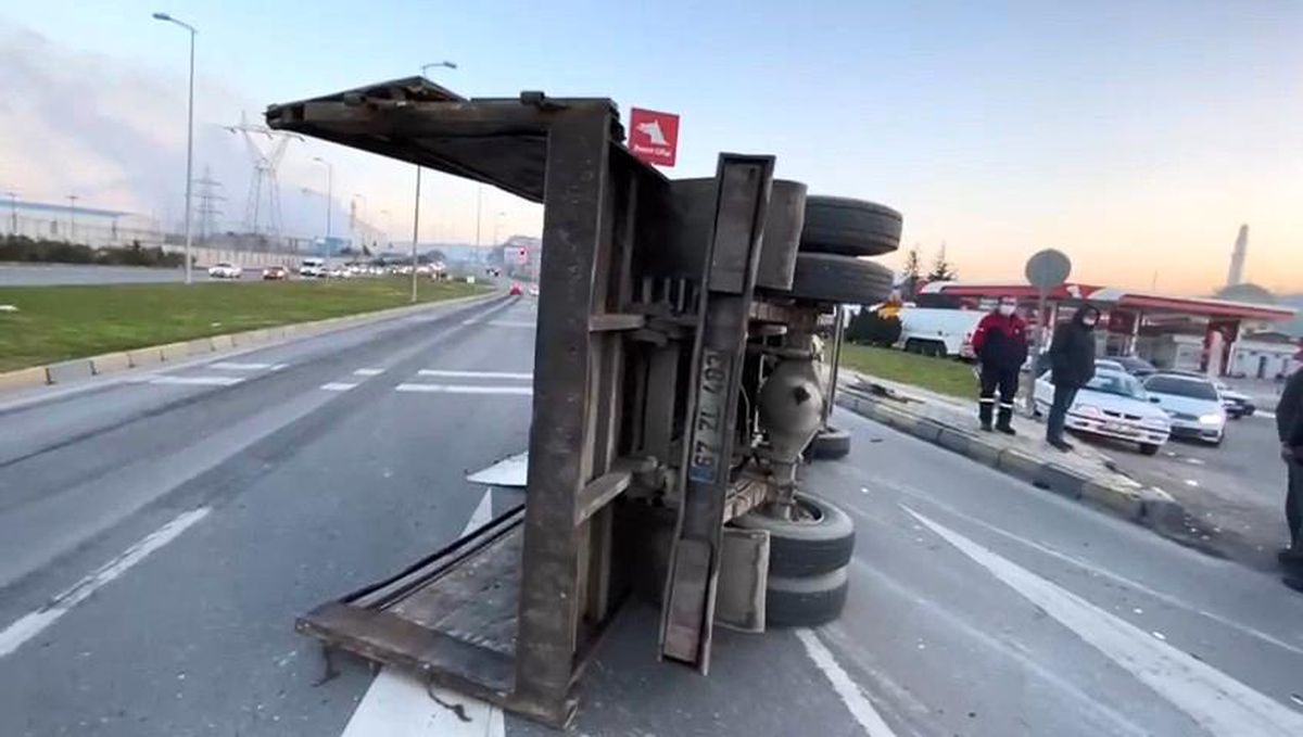 Sac yüklü kamyon yan yattı