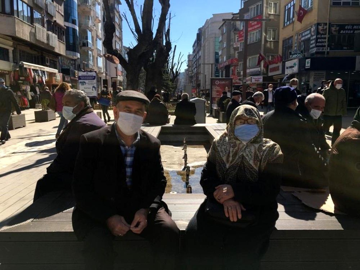 Sokağa çıkan 65 yaş üzeri yaşlıların keyfi yerinde