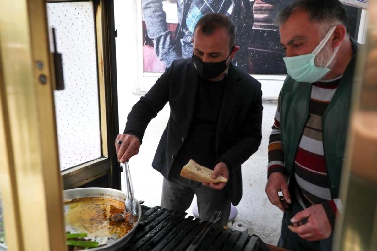 Vali köfte ekmek dağıttı