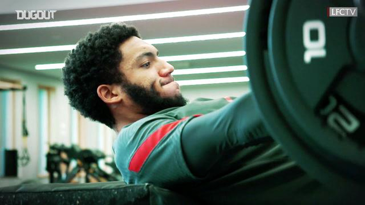 Van Dijk ve Gomez\'in Spor Salonundaki Sıkı Çalışmaları