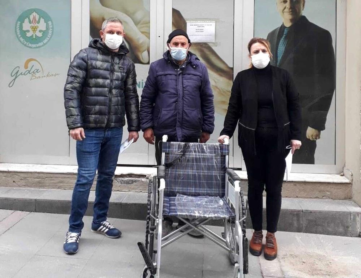 Yaşlı kadının büyükşehirden istediği tekerlekli sandalye ulaştırıldı