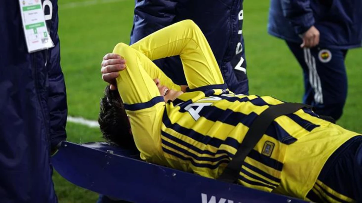 Antalyaspor maçında sakatlanan Mesut Özil\'in 1 ay sahalardan uzak kalması bekleniyor
