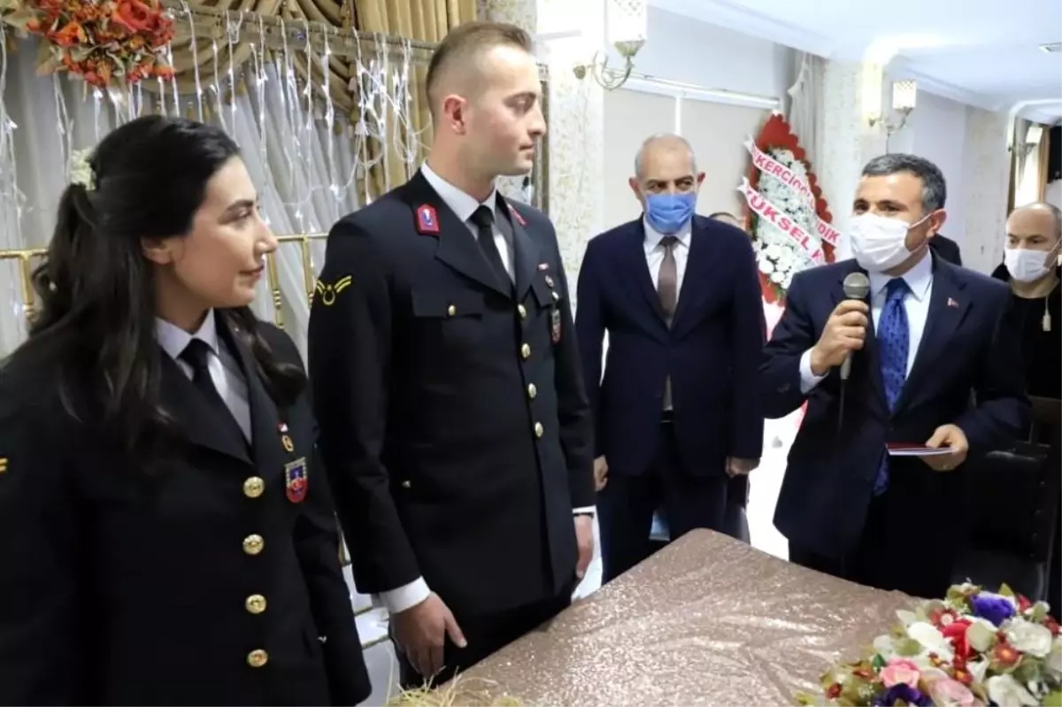 Astsubay çift nikahlarına üniformaları ile katıldı