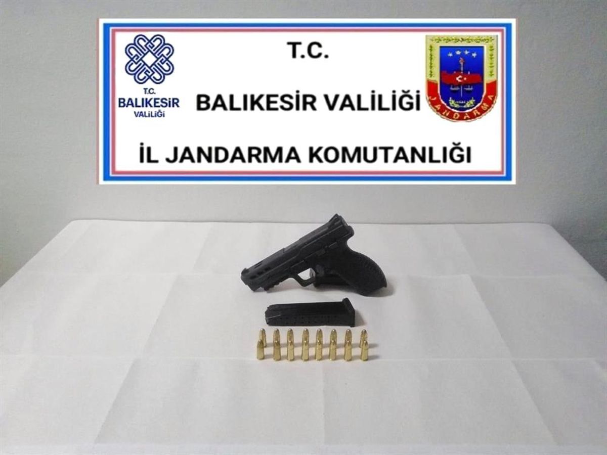 Balıkesir\'de jandarma 24 aranan şahsı yakaladı