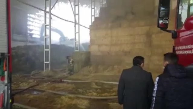 Bergama'da besi çiftliğinin deposunda çıkan yangın söndürüldü
