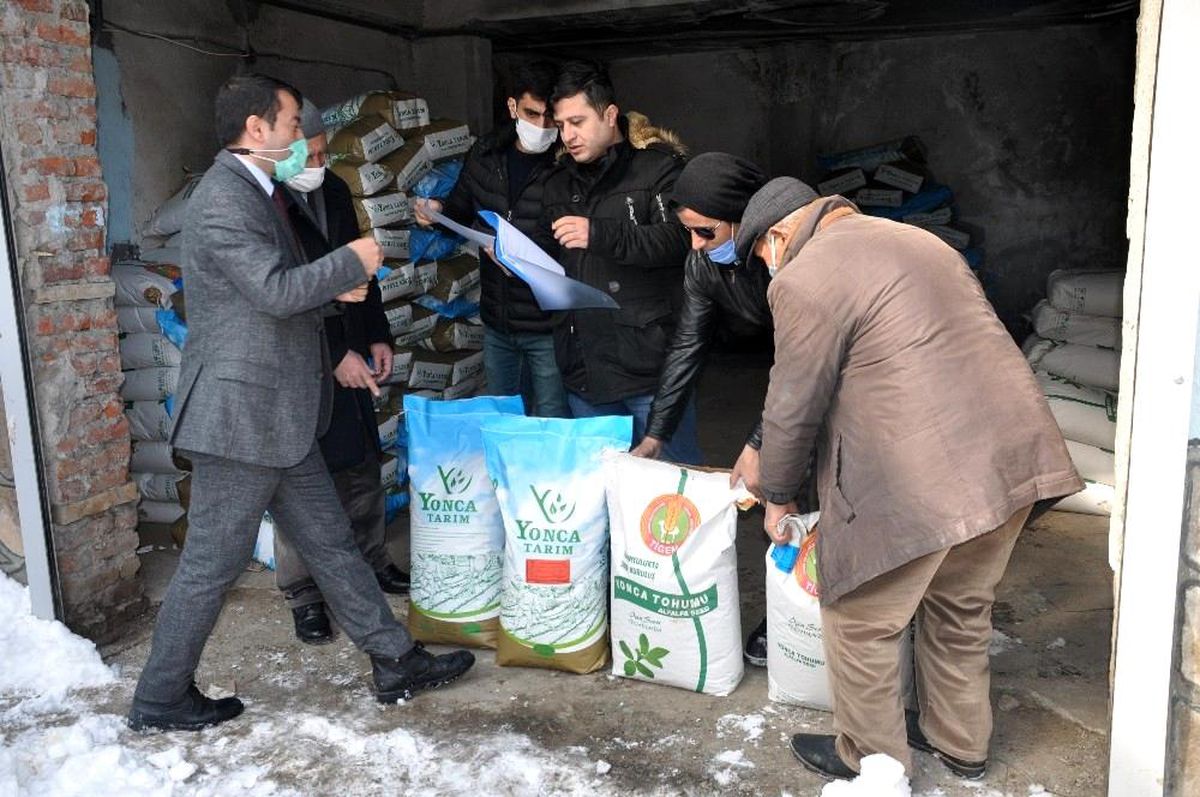 Bulanık\'ta çiftçilere yonca tohumu dağıtılıyor