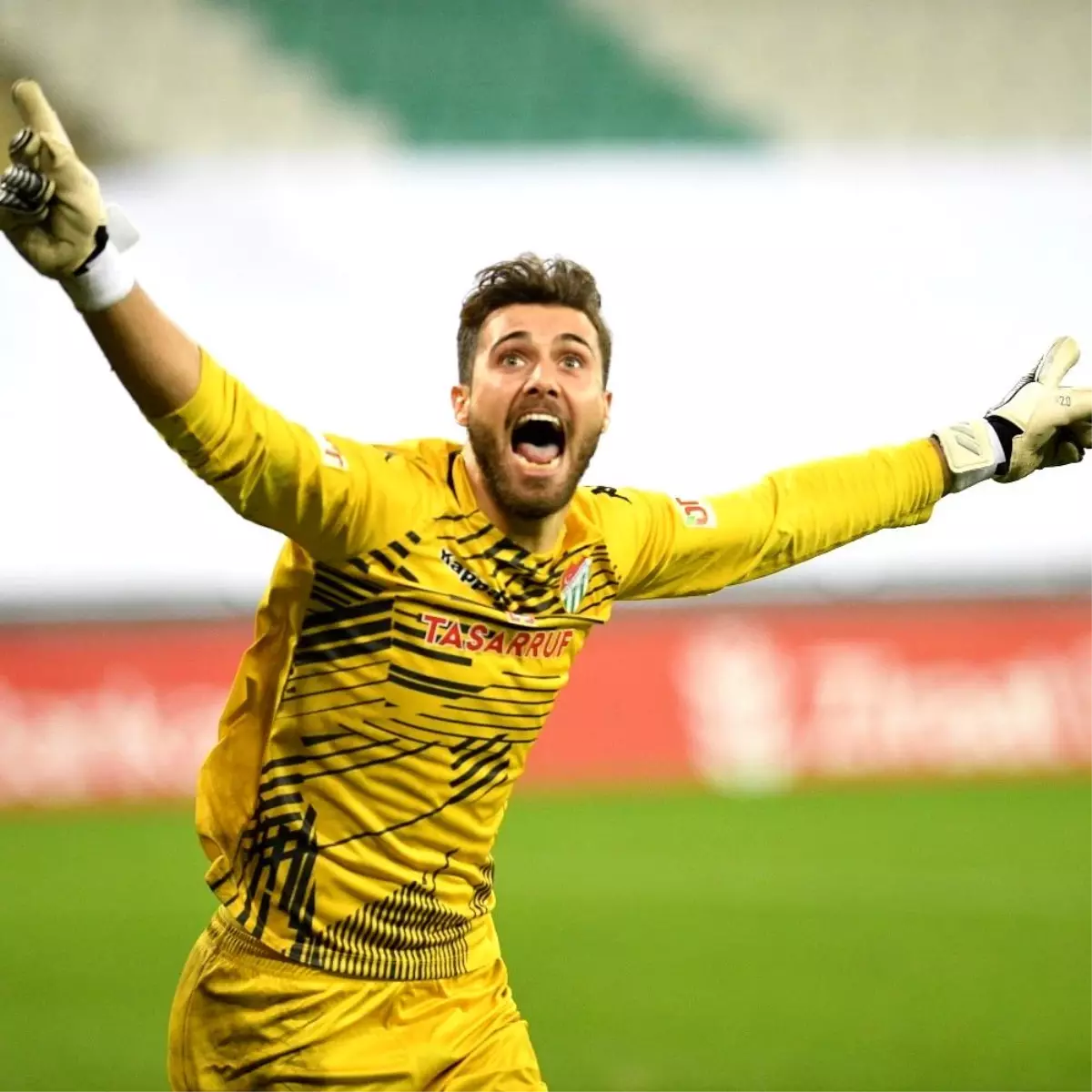 Bursaspor\'un genç kalecisi Ataberk Dadakdeniz\'den dikkat çeken performans