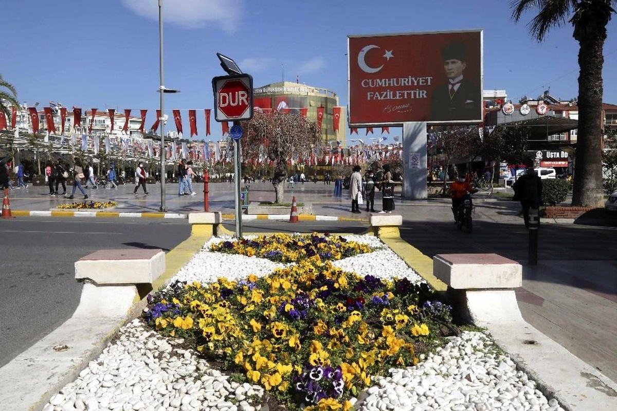 Büyükşehir Belediyesi Aydın\'ı çiçeklerle süsledi