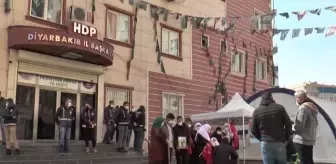 Diyarbakır annelerinin oturma eylemine iki aile daha katıldı