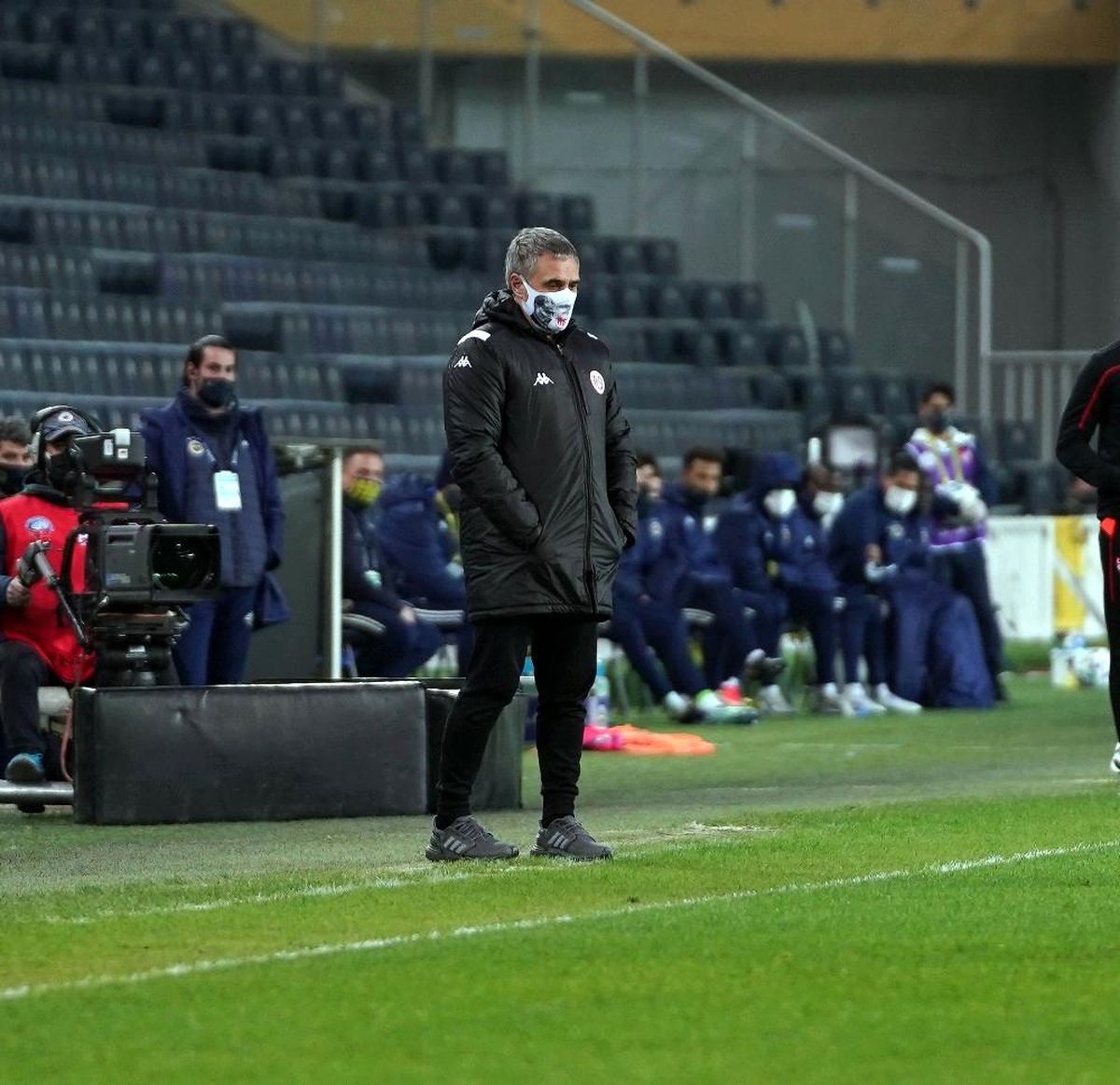 Fenerbahçe, sahasında berabere kaldı