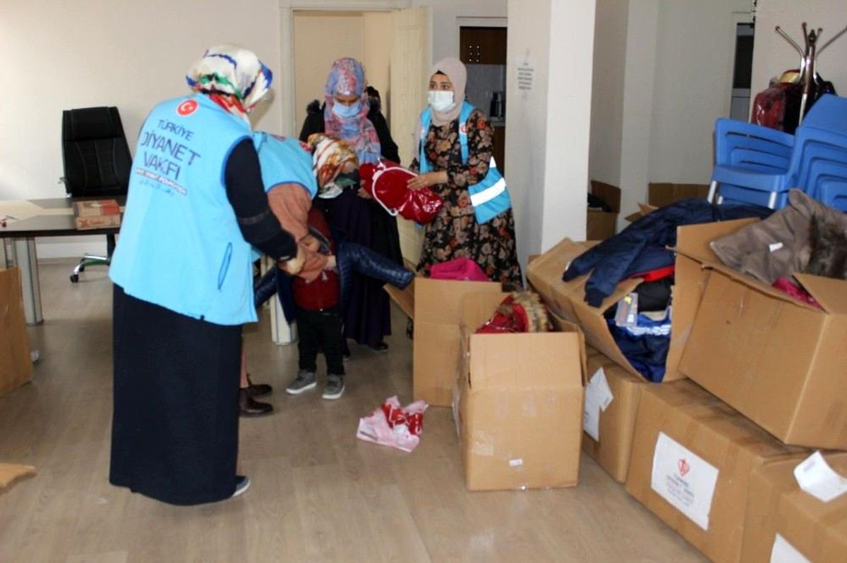 Eskişehir\'den gönderilen kışlık malzemeler Siirtli çocukların içini ısıttı