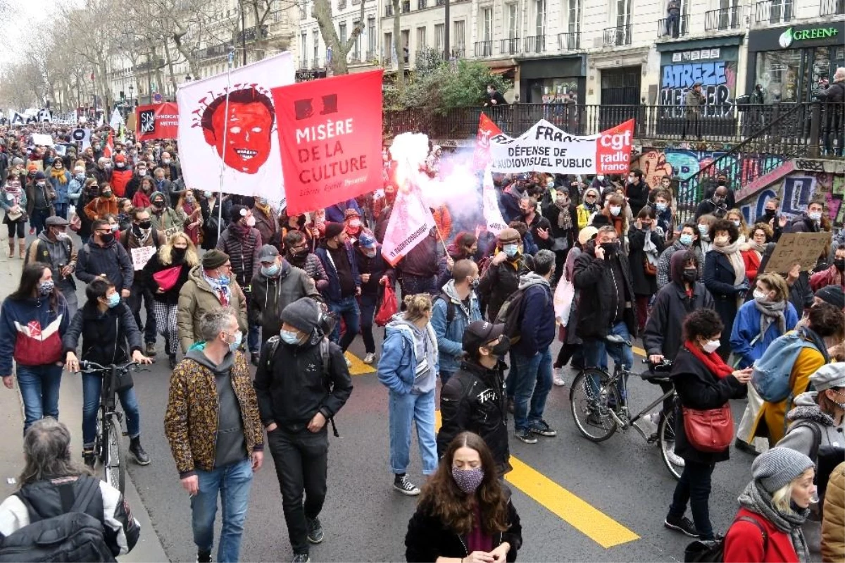 Fransa\'da kültür sektörü çalışanları yeniden sokakta