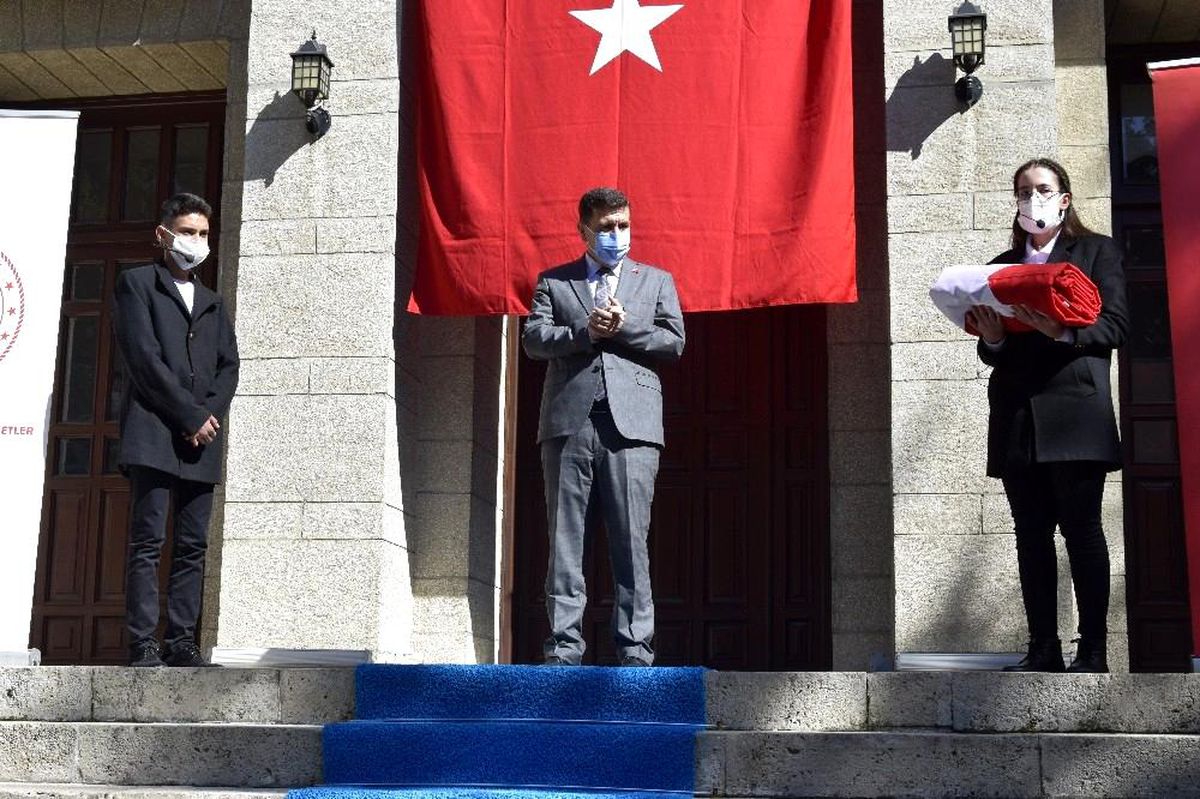 Gençlere emanet edilen Türk bayrağı Çanakkale\'ye uğurlandı