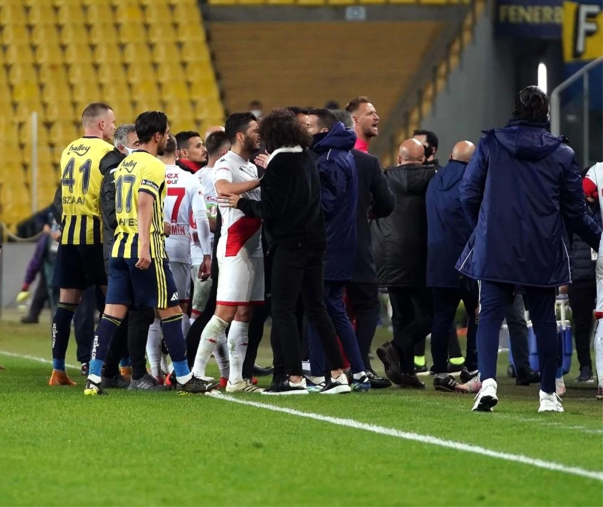 Kadıköy\'de maç sonu saha karıştı
