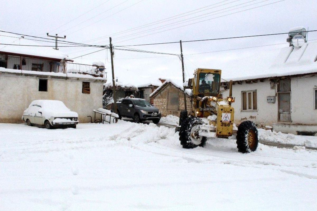 Karla kaplanan yollar açılıyor