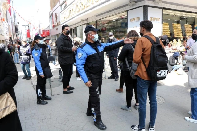 'Kırmızı' alarm veren Samsun'da tedbirler de kuyruklar da arttı