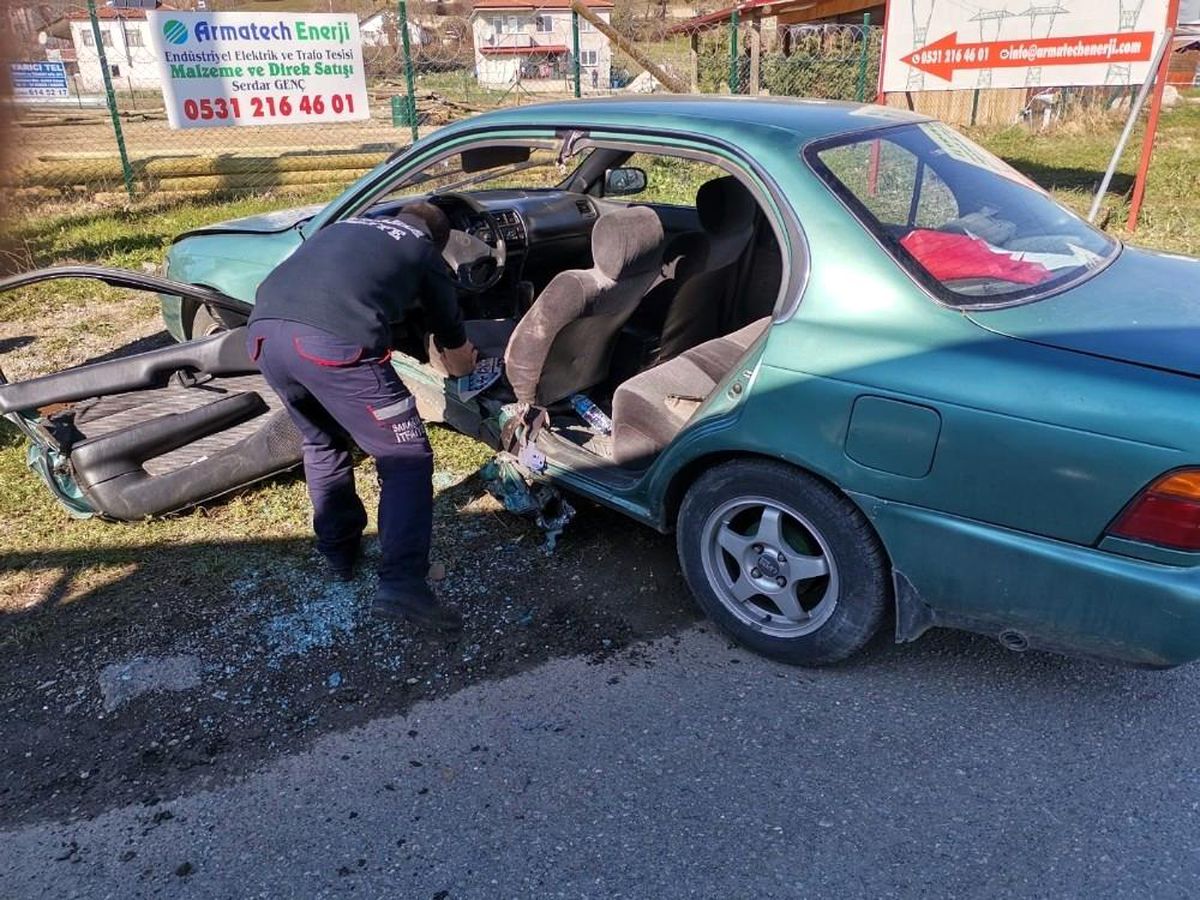 Kontrolden çıkarak refüje çarpan araç içerisinde sıkıştı