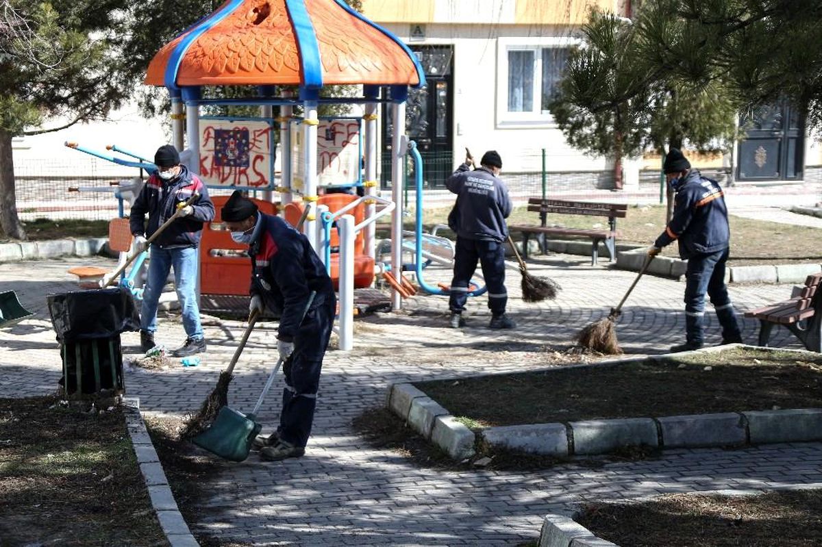 Kütahya\'da park ve bahçelerde temizlik
