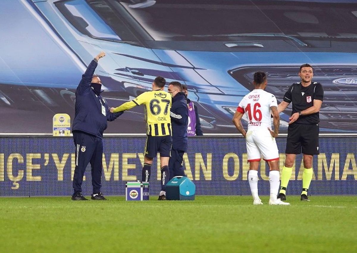 Mesut Özil sahayı sedyeyle terk etti
