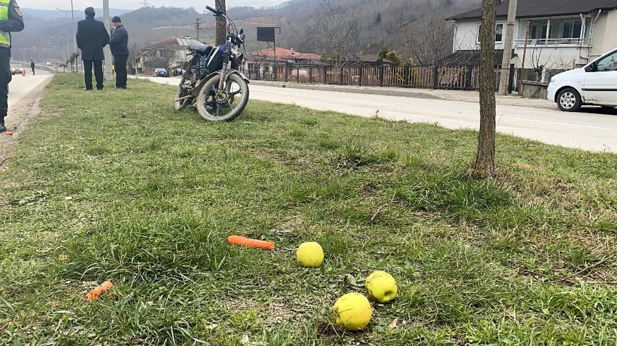 Mobilet karşıdan karşıya geçen yayaya çarptı: 2 yaralı